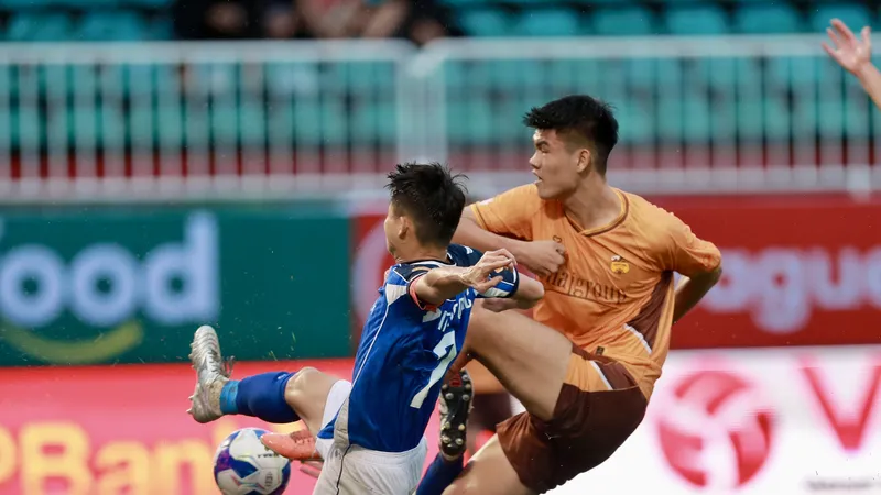 HA.GL đã gặp khó khăn ngay vạch xuất phát từ trận thua đậm trước Becamex TPHCM. Ảnh: MINH TRẦN