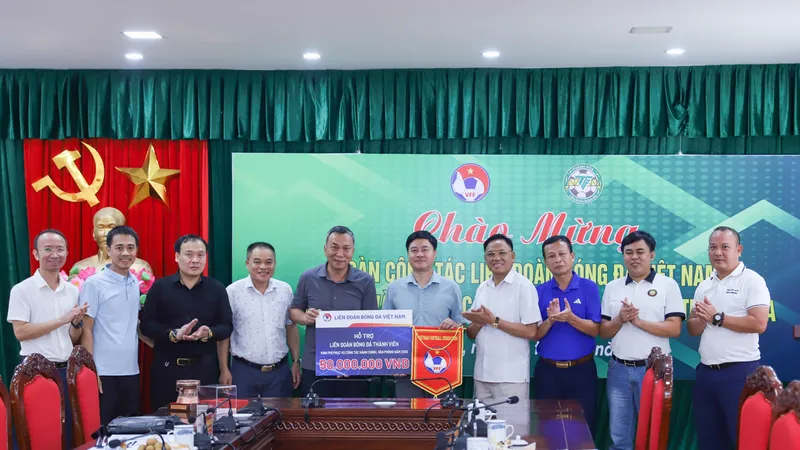 LĐBĐ Việt Nam trao kinh phí hỗ trợ công tác hành chính, văn phòng năm 2025 cho LĐBĐ Thanh Hóa.