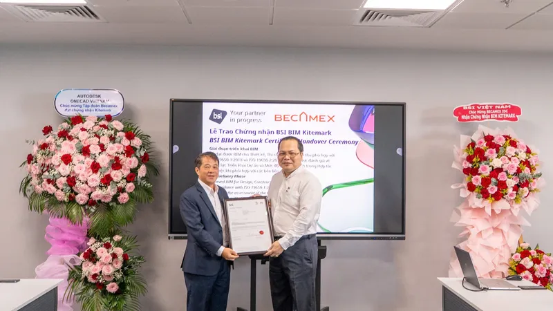 Ông Nguyễn Lê Thi - Trưởng bộ phận Môi trường xây dựng BSI Việt Nam trao trao chứng nhận BSI Kitemark theo tiêu chuẩn ISO 19650 cho ông Nguyễn Việt Đức (áo trắng) – Giám đốc Trung tâm phát triển B.I.M tập đoàn Becamex.
