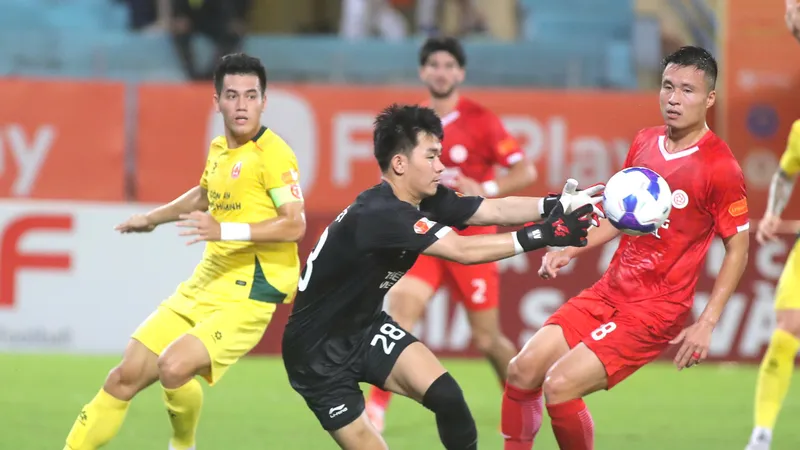 Sự chắc chắn của hàng phòng ngự do Bùi Tiến Dũng chỉ huy đã góp phần làm Tiến Linh như "mất tích" ở trận đấu này.