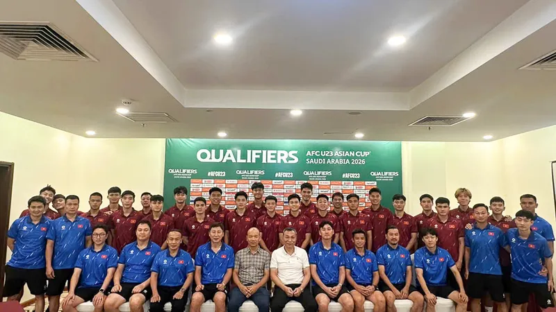Lãnh đạo Cục TDTT và VFF chụp hình lưu niệm cùng thầy trò đội U23 Việt Nam.