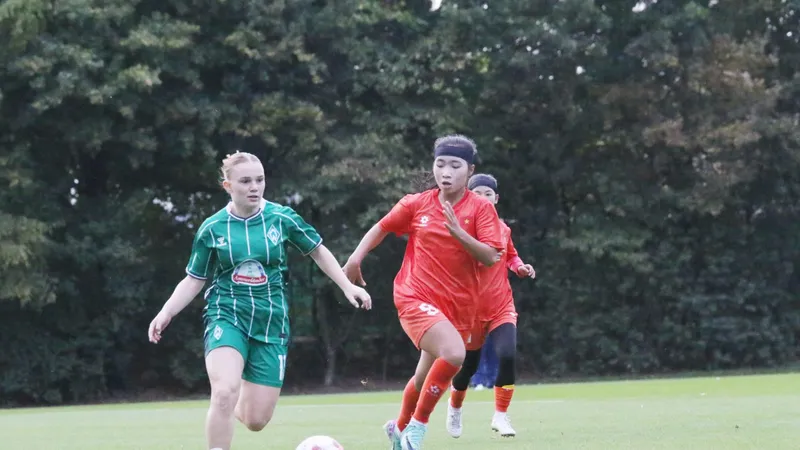 Đội hình 2 của Werder Bremen là "quân xanh" chất lượng cho các cô gái Việt Nam thử sức.