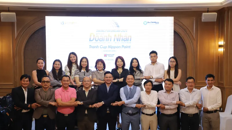 Đại diện Ban tổ chức, đơn vị tài trợ chụp ảnh lưu niệm tại buổi lễ.