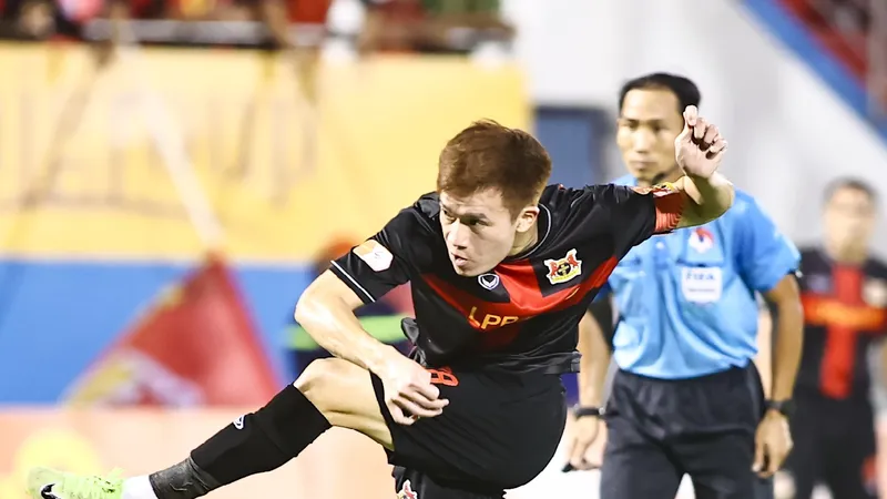 Hoàng Đức lập công ở bàn mở tỷ số cho Ninh Bình. Ảnh: NBFC