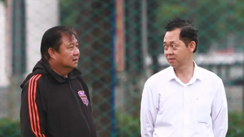 Ông Đặng Trần Chỉnh (bên trái) và chủ tịch CLB Becamex TPHCM, ông Hồ Hồng Thạch. Ảnh: THANH VŨ