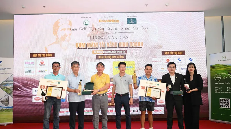 Ban tổ chức trao phần thưởng cho các golfer đoạt giải