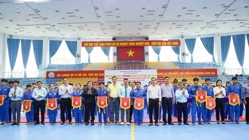 Ban tổ chức trao cờ lưu niệm cho các đoàn tham dự giải.