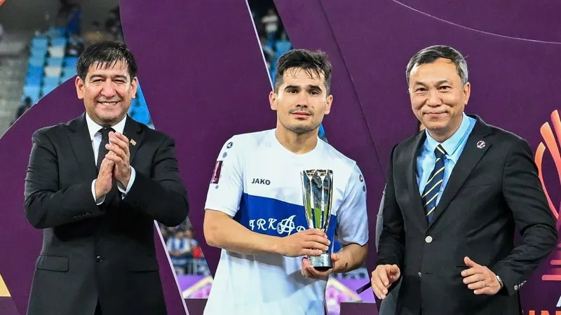 Ông Trần Quốc Tuấn đại diện AFC trao giải tại trận chung kết AFC Challenge League 2024-2025 