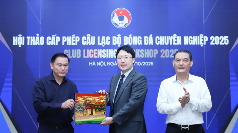 Phó chủ tịch VFF, ông Trần Anh Tú trao quà lưu niệm đến ông Doojin Sa