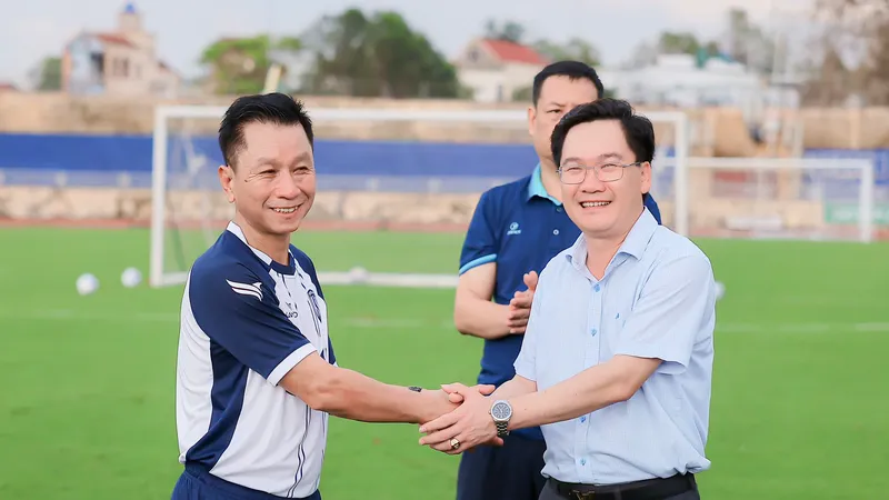 Ông Hoàng Văn Phúc – Phó Giám đốc Sở VH-TT-DL tỉnh Nghệ An động viên toàn đội SLNA và tân HLV trưởng Văn Sỹ Sơn. Ảnh: XUÂN THỦY