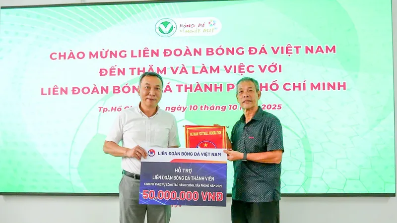 Chủ tịch VFF Trần Quốc Tuấn trao số tiền 50 triệu đồng mà VFF hỗ trợ cho các Liên đoàn thành viên.