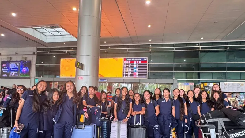 Đội tuyển U17 nữ Guam tại sân bay Tân Sơn Nhất
