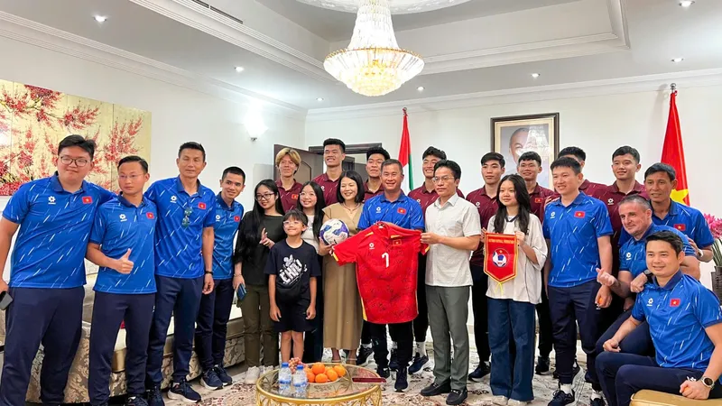 HLV Đinh Hồng Vinh thay mặt toàn đội trao tặng áo đội tuyển có chữ ký các thành viên đến Đại sứ Nguyễn Thanh Diệp.