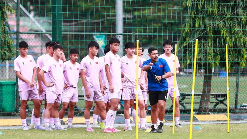 Chuyên gia Brandi Regato Neto hướng dẫn các cầu thủ trong bài tập thể lực.