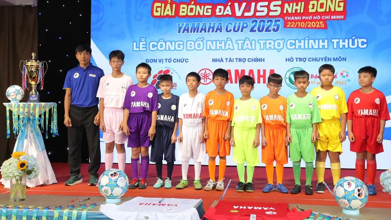 Đại diện cầu thủ tham dự giải giới thiệu trang phục thi đấu của các đội.