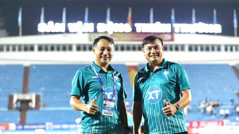 Giám đốc kỹ thuật Nguyễn Trung Kiên (bên phải) tạm thay thế HLV trưởng Vũ Hồng Việt dẫn dắt CLB Nam Định.