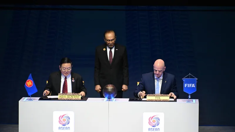 Chủ tịch FIFA Gianni Infantino và Tổng Thư ký ASEAN Kao Kim Hourn ký biên bản ghi nhớ.