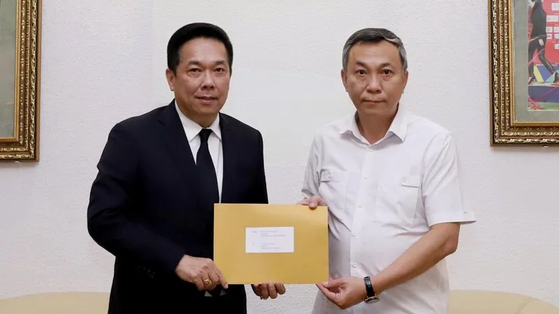 Phó Chủ tịch LĐBĐ Thái Lan Adisak Benjasiriwan chuyển thư xin lỗi của LĐBĐ Thái Lan tới Chủ tịch LĐBĐ Việt Nam Trần Quốc Tuấn.