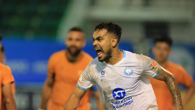 Brenner lập cú đúp trong trận hòa 2-2 của Nam Định trên sân Pleiku ở vòng 9.