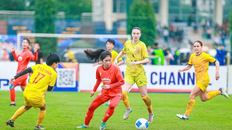 CLB nữ TPHCM (áo vàng) trong trận giao hữu mới đây với đội tuyển nữ Việt Nam (thua 2-3). 
