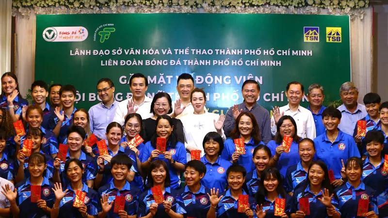 Lãnh đạo Sở VH-TT, LĐBĐ TPHCM, nhà tài trợ chụp hình lưu niệm cùng tập thể CLB nữ TPHCM. Ảnh QUỐC AN