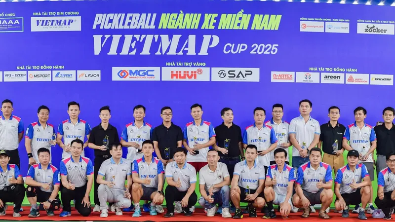 Các VĐV tham dự giải chụp ảnh lưu niệm cùng Ban tổ chức.