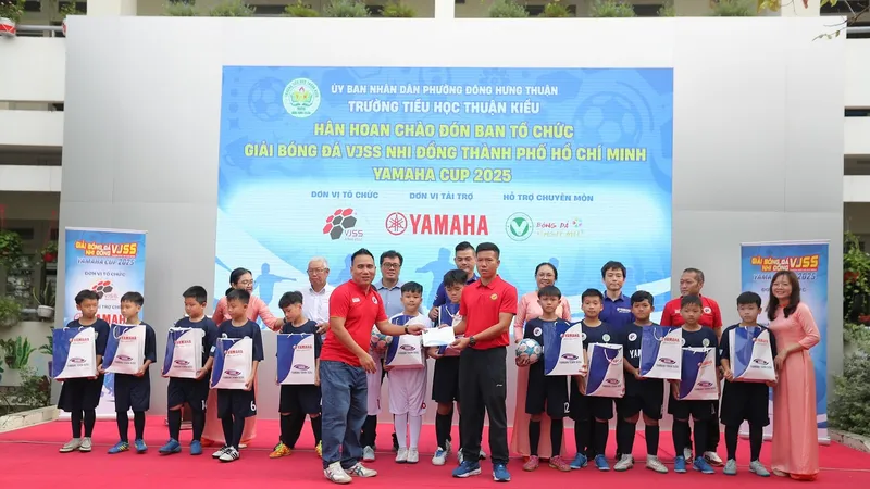Đại diện Ban tổ chức giải và nhà tài trợ trao quà đến các em học sinh.