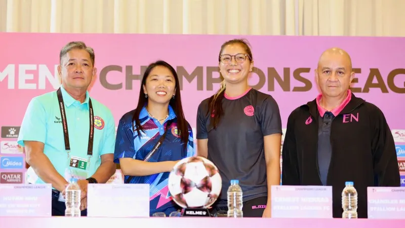 HLV trưởng cùng thủ quân hai CLB nữ TPHCM và Stallion Laguna FC tại buổi họp báo trưa 12-11.
