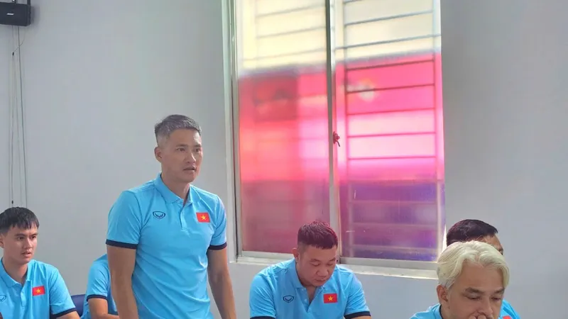 Lê Công Vinh thay mặt các học viên phát biểu tại buổi khai giảng.