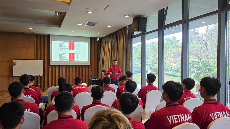 Thầy trò đội U22 Việt Nam tại buổi họp rút kinh nghiệm sáng 14-11.