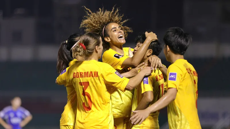 Niềm vui của CLB nữ TPHCM sau chiến thắng 2-0 trước Lion City.