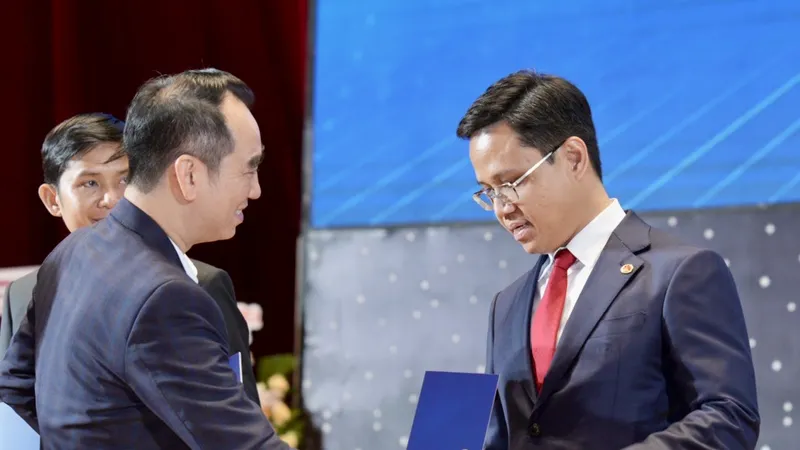 Ông Nguyễn Thế Duy (bên phải), Phó Chủ tịch Hội Doanh nhân trẻ TPHCM được tín nhiệm giữ cương vị Chủ nhiệm Chi hội Bình Dương.