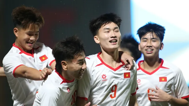 Niềm vui của các cầu thủ U17 Việt Nam khi dễ dàng giành 3 điểm ở trận ra quân. Ảnh: SN