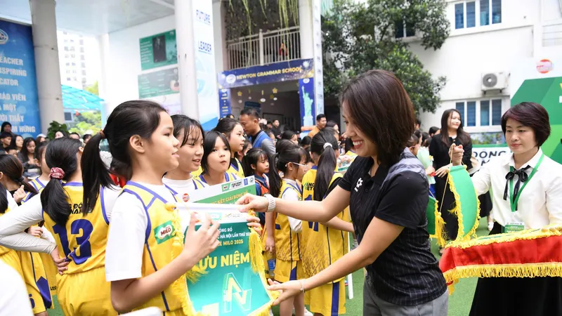 Ban tổ chức và nhà tài trợ trao cờ lưu niệm đến các đội tham dự giải tại lễ khai mạc.