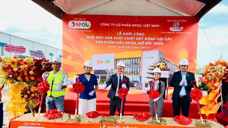 Lễ khởi công diễn ra vào ngày 21-11-2015.