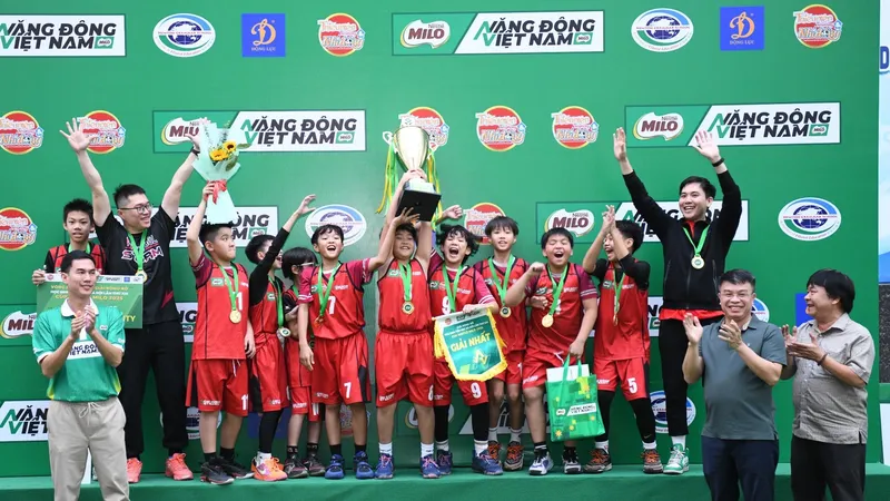 Ban tổ chức trao Cúp vô địch cho đội nam trường Tiểu học Vinschool Times City