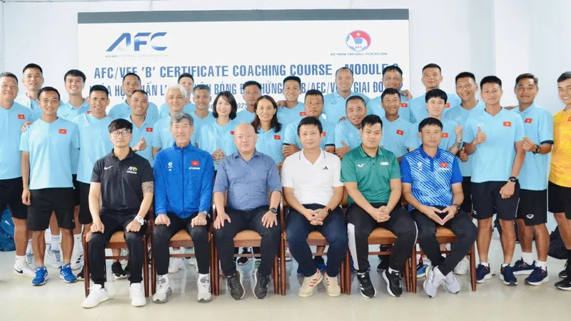 Ban tổ chức chụp ảnh lưu niệm cùng các học viên.