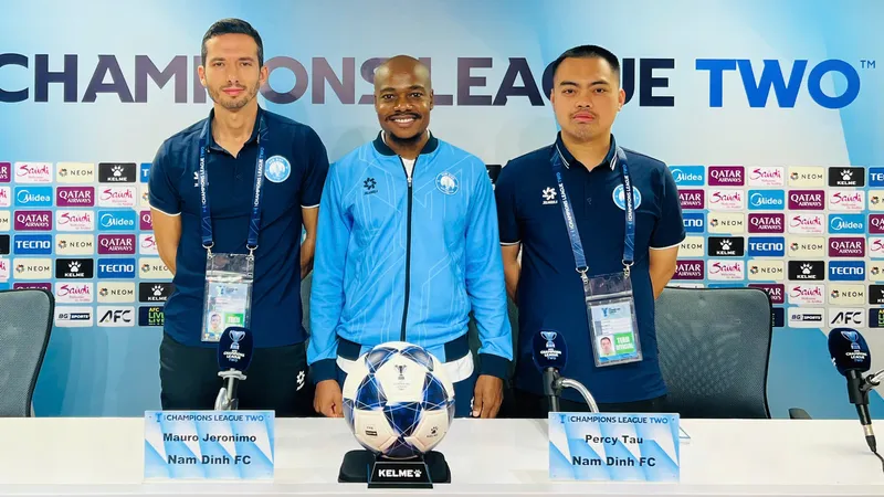 HLV Mauro và tiền vệ Percy Tau tại buổi họp báo.