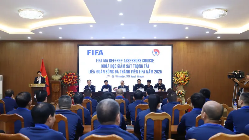 Tham dự Khóa học Giám sát trọng tài FIFA 2025 có 34 giám sát trọng tài, trong đó 5 người hiện đang đảm nhiệm vai trò giảng viên trọng tài