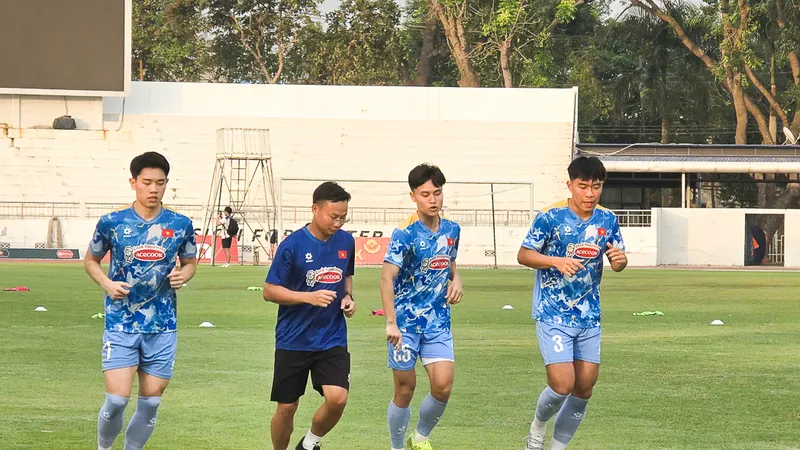 Các cầu thủ của CAHN hội quân muộn tập riêng cùng trợ lý HLV vào chiều 28-11.