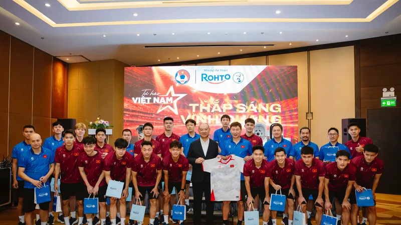 Đại diện đơn vị tài trợ chụp hình lưu niệm cùng thầy trò đội tuyển U22 Việt Nam.