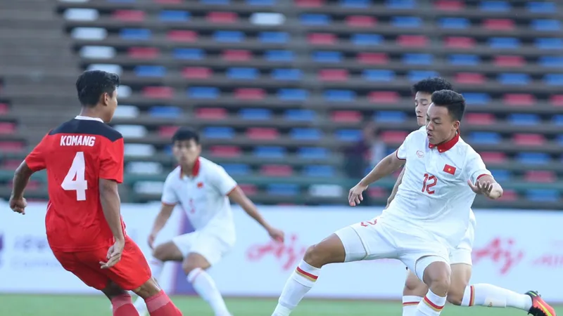Cuộc so tài giữa U22 Việt Nam và U22 Indonesia tại bán kết SEA Games 32.