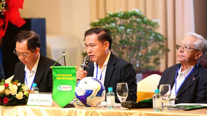 Ông Trần Anh Tú (giữa) trúng cử Chủ tịch HFF nhiệm kỳ 2025-2030.
