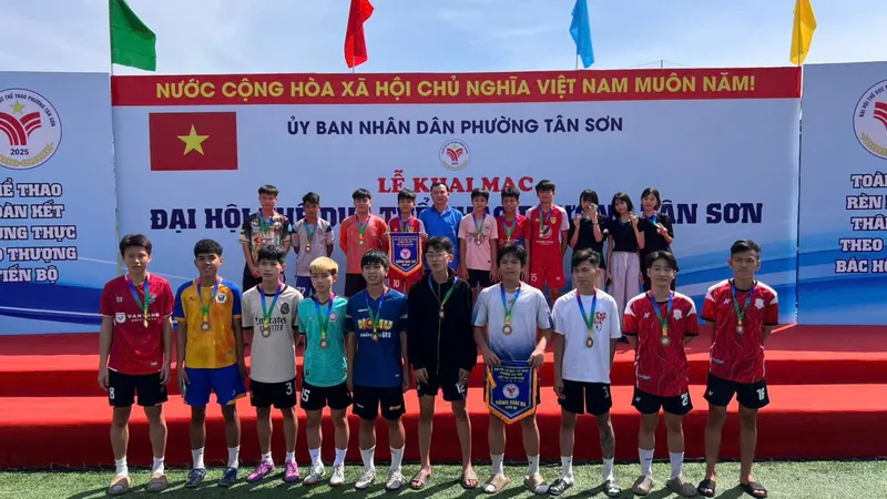 Đại diện các đoàn tham dự tại lễ khai mạc sáng 29-11.