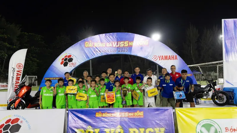 Đội trường Tiểu học Tây Bắc Lân vô địch Champions B.