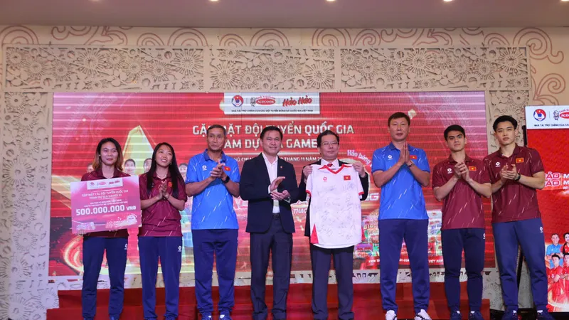 Phó Chủ tịch VFF, ông Trần Anh Tú cùng các HLV Mai Đức Chung, Kim Sang-sik, đại diện cầu thủ hai đội tuyển chụp hình lưu niệm cùng ông Shimamura Masafumi. Ảnh: DŨNG PHƯƠNG