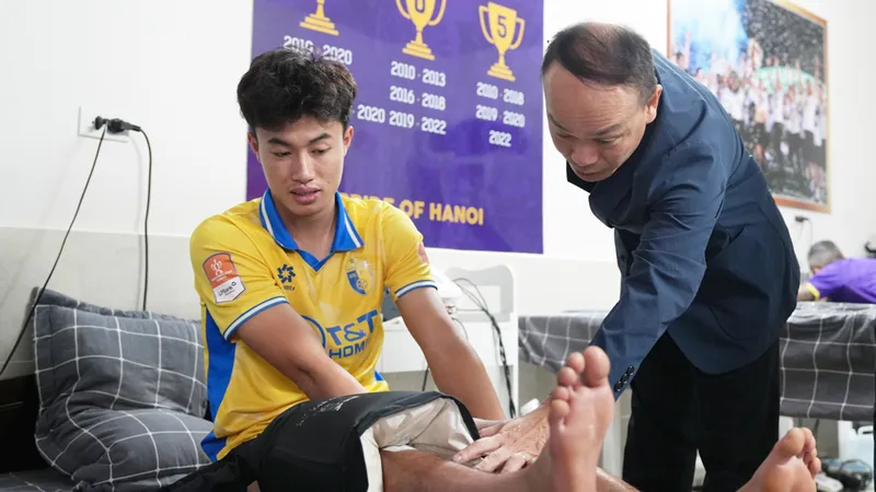 Ông Nguyễn Văn Phú kiểm tra vết mổ của Văn Trường.