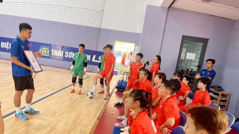 Đội tuyển futsal nữ Việt Nam tiếp tục chương trình tập luyện khi về đến TPHCM sau chuyến tập huấn tại Trung Quốc.