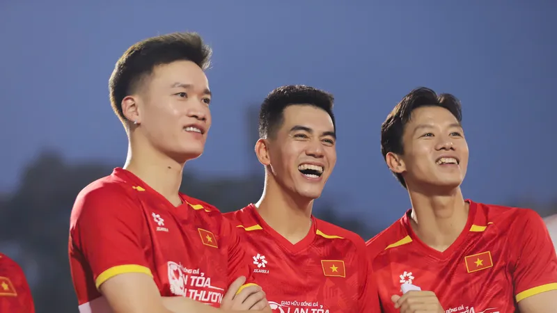 Hoàng Đức cùng Ngọc Hải, Tiến Linh tại sự kiện thiện nguyện mới đây trên sân Thống Nhất.