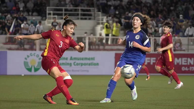 Cuộc so tài giữa hai đội tuyển nữ Việt Nam và Philippines ở bán kết AFF Cup 2022. Ảnh: VFF